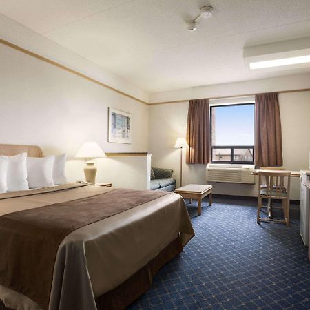 Travelodge By Wyndham Chatham Chatham-Kent Exterior foto