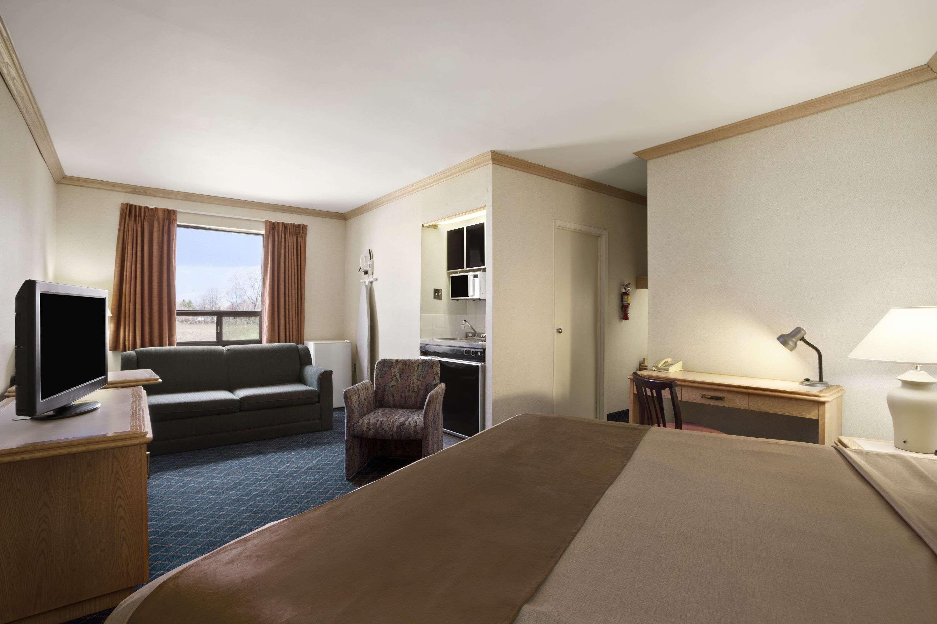 Travelodge By Wyndham Chatham Chatham-Kent Exterior foto