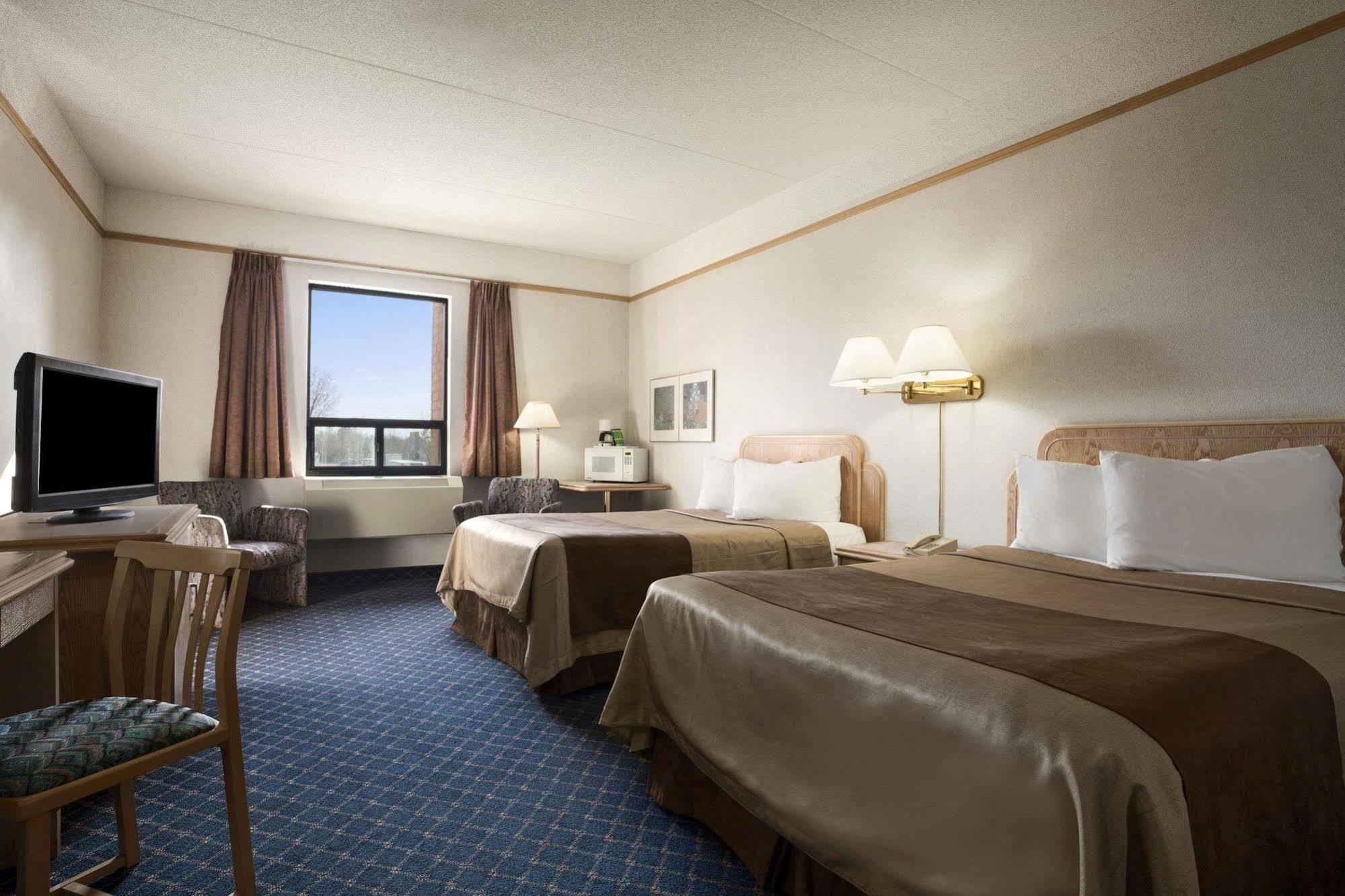 Travelodge By Wyndham Chatham Chatham-Kent Exterior foto