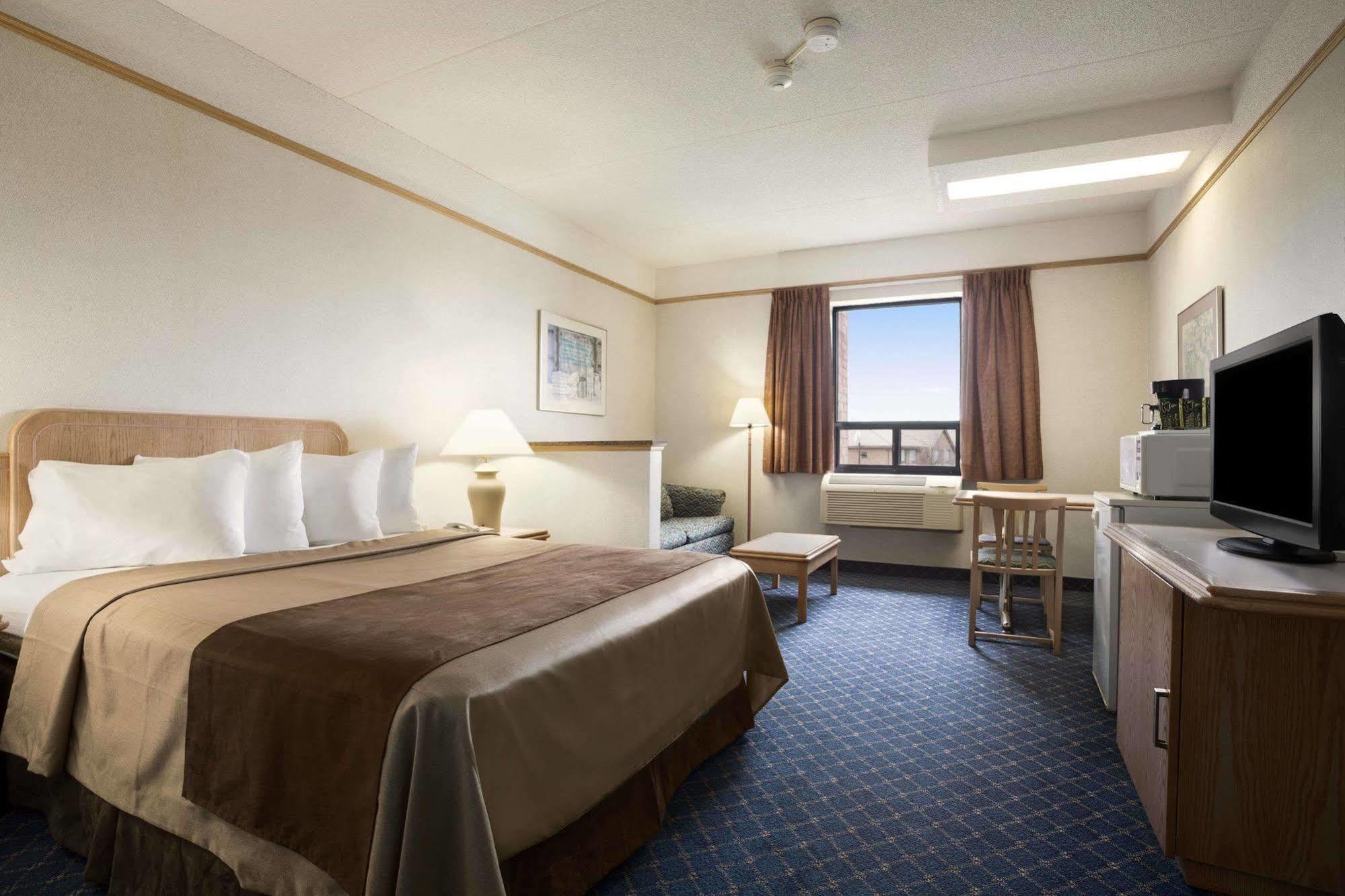 Travelodge By Wyndham Chatham Chatham-Kent Exterior foto